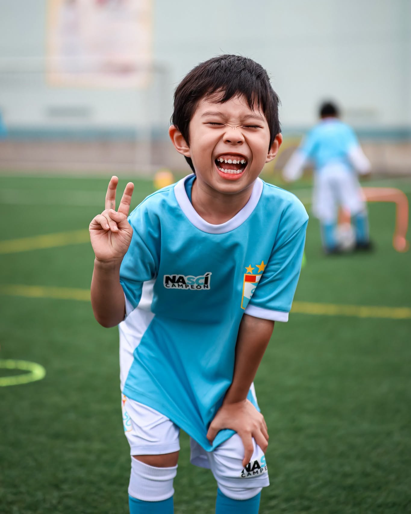 Un jugador de la academia sonríe en la cancha