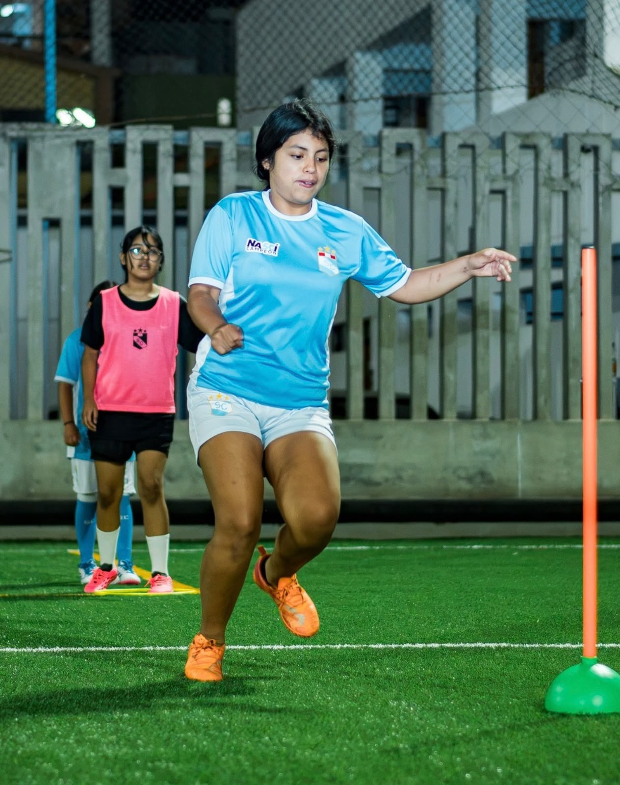Una jugadora realiza un ejercicio de entrenamiento