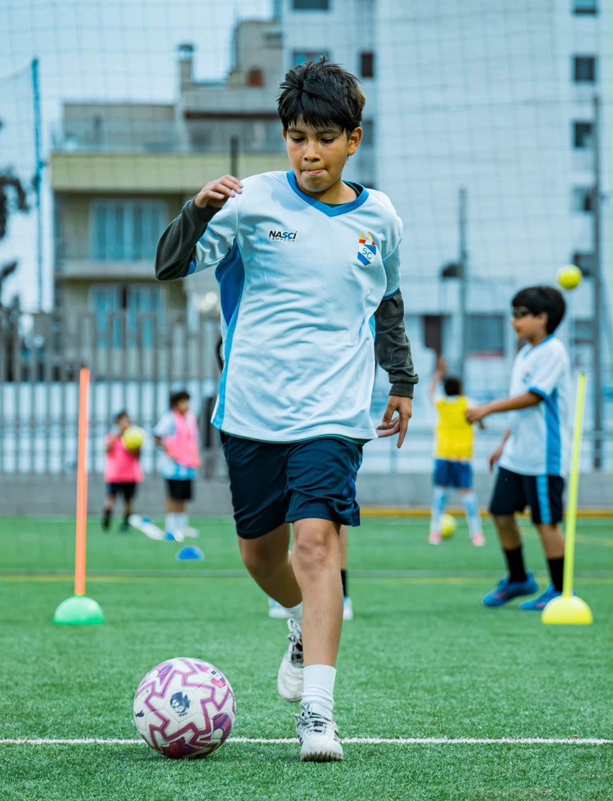 Un jugador practica el control del balón